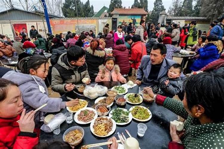 梦见家里摆酒席好多人不知道是干什么很开心