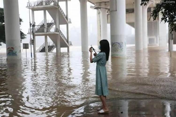 梦见涨大水吹大风