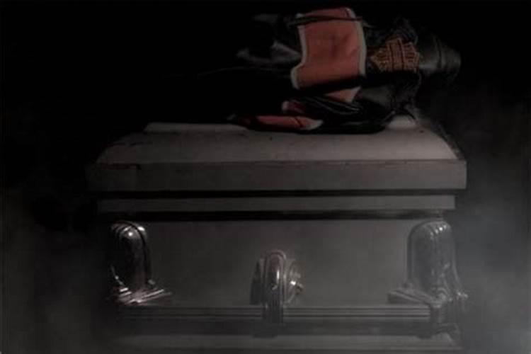 孕妇梦见棺材里躺着死人没盖盖子