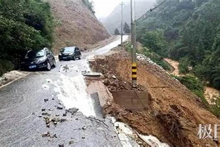 梦见下大雨,房屋倒塌