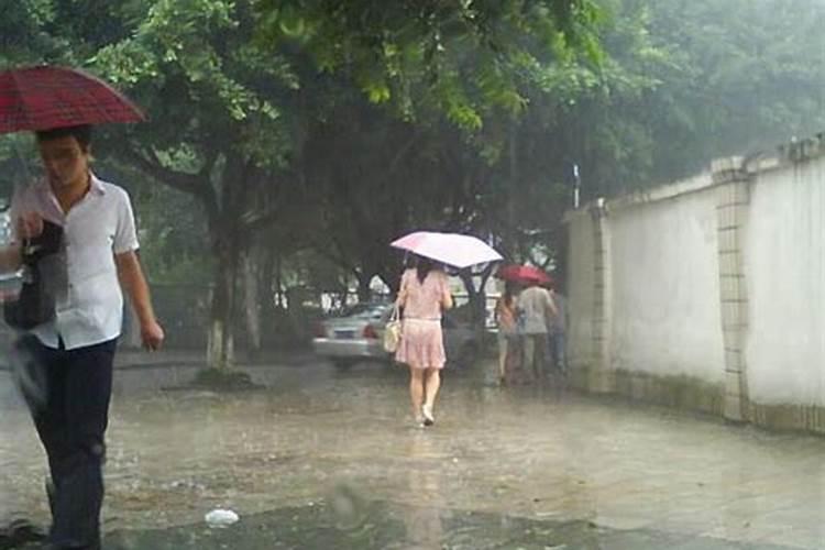 梦到下大雨把屋子压塌了什么意思啊