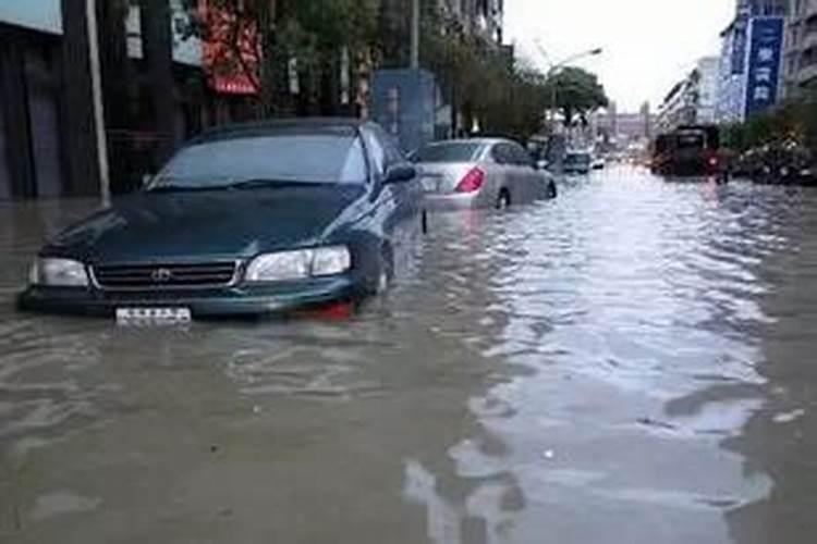 梦到下大雨把屋子压塌了什么意思啊