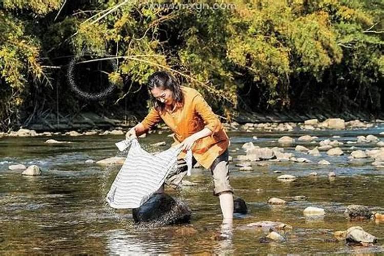 梦见在河里捞鞋子家里鞋子被水冲走