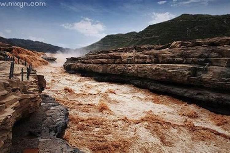 梦见发黄的浑浊水过河