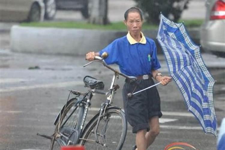 梦到在风雨中艰难的行走