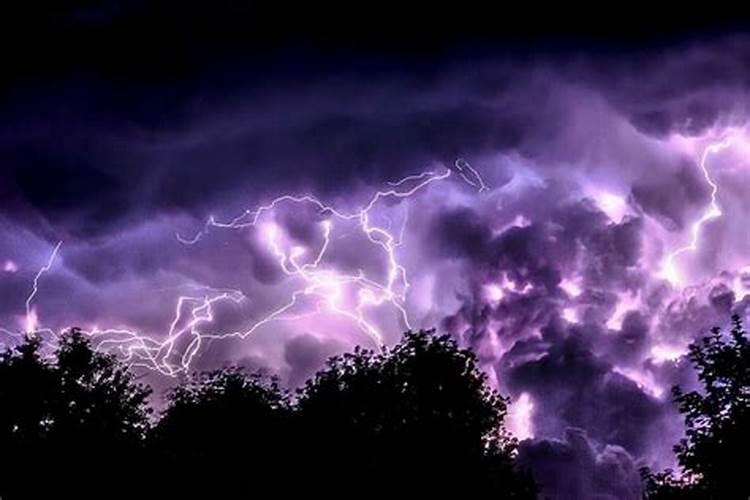 梦见风雨交加电闪雷鸣情况危险