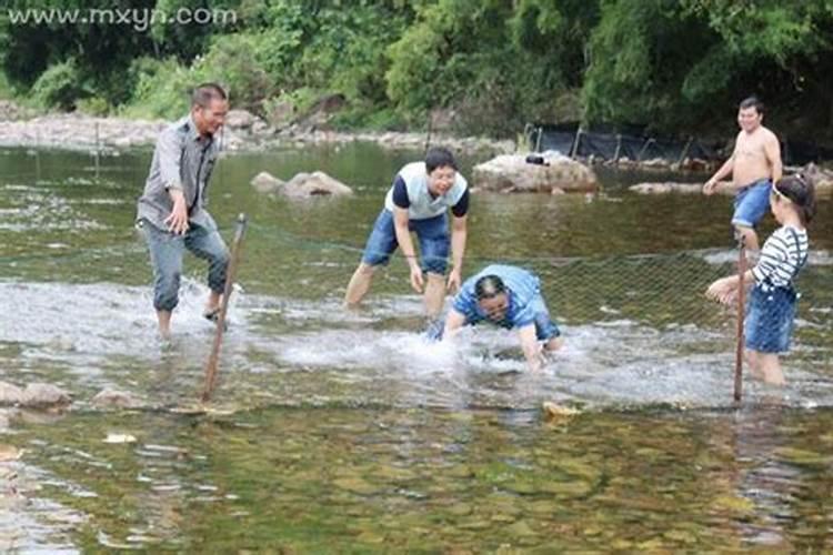 梦见自己在水沟里捞鱼,还送给别人