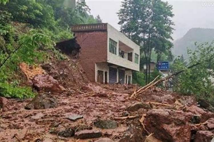 梦见狂风暴雨房屋损坏还砸到自己