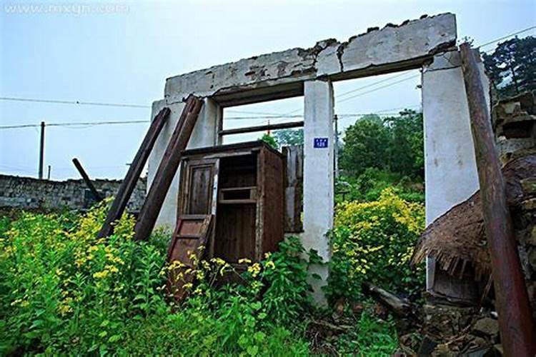 梦见下雨房子墙倒了