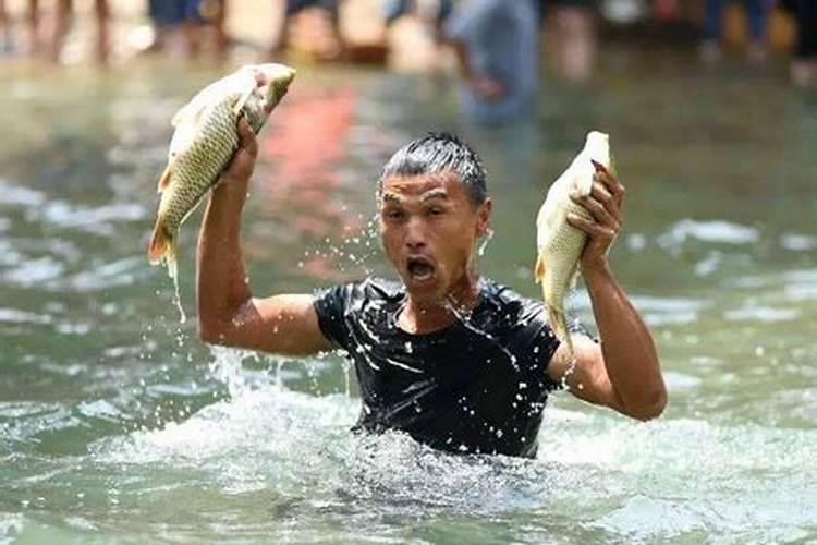 梦到黄泥水里捞鱼