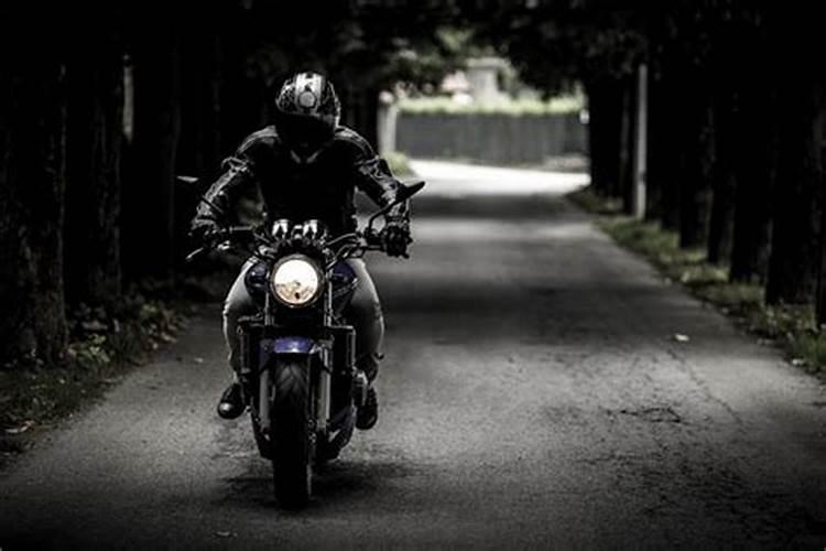梦到骑摩托车是什么预兆逃亡了呢
