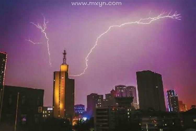 梦见雷电交加倾盆大雨房屋倒塌