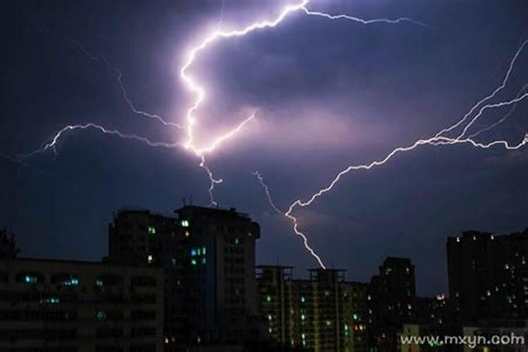 梦见电闪雷鸣下大雨房屋倒塌什么意思