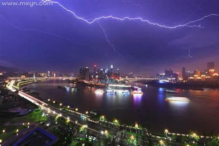 梦见狂风骤雨雷电交加