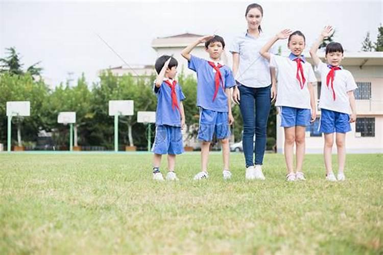 梦见小学同学们聚在一起玩耍