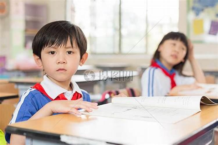 梦到上小学和小学同学一起上课