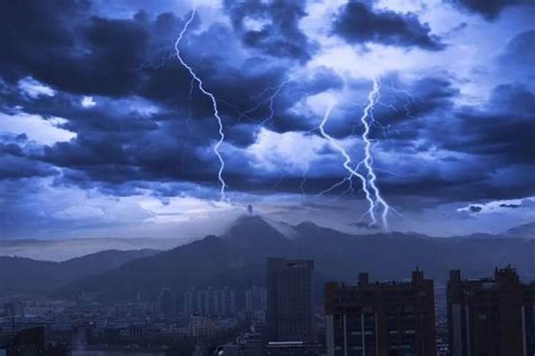 梦见风雨交加电闪雷鸣狂风暴雨