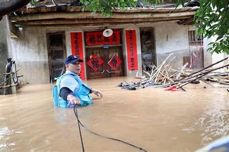 梦到下暴雨房子进水被淹了