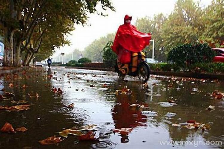 梦见下大雨风很大很冷