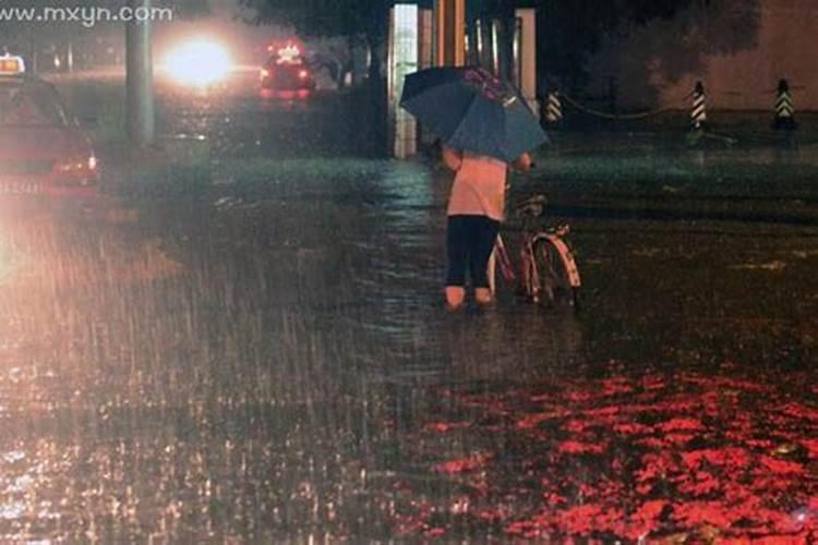 梦见下大雨风大