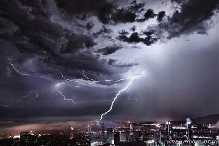 梦见晚上狂风暴雨电闪雷鸣