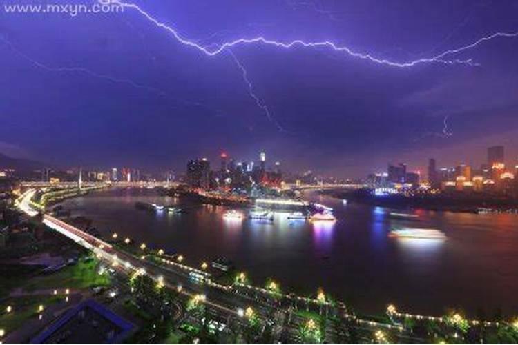 梦见晚上狂风暴雨电闪雷鸣