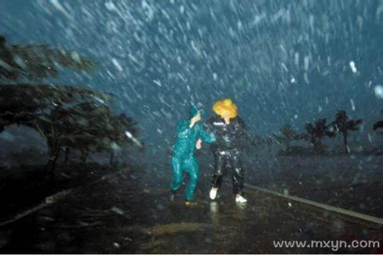 梦见狂风暴雨发大水怎么回事