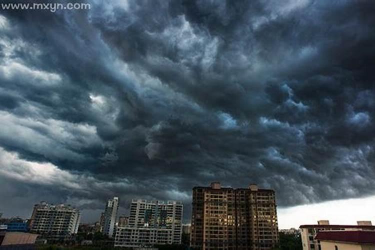 梦见狂风暴雨即将来临时黑云压顶