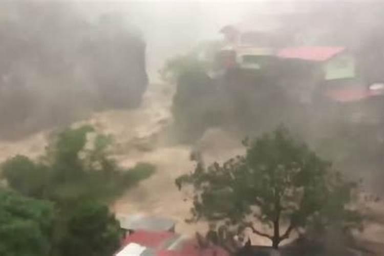 梦见电闪雷鸣狂风大雨