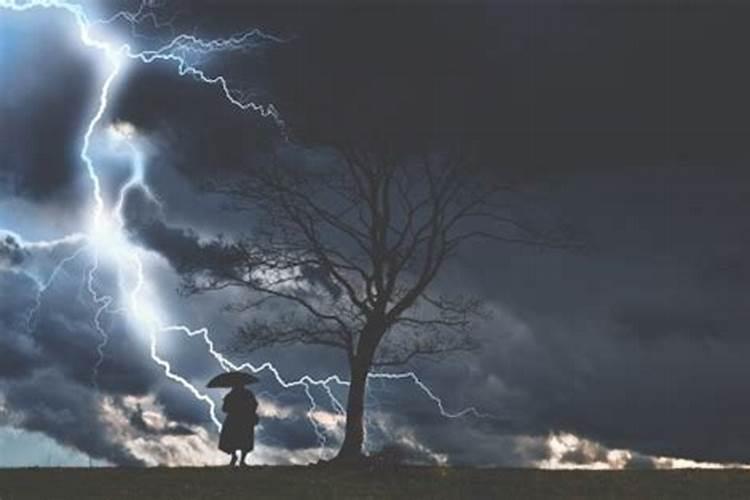 梦见电闪雷鸣要下大雨