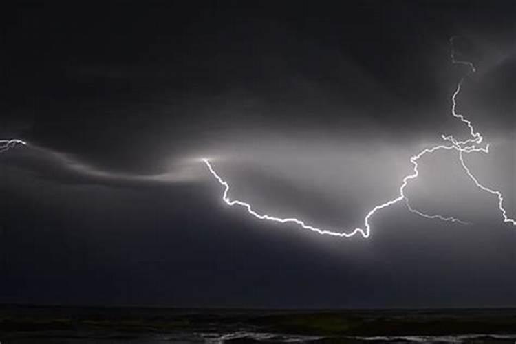 梦见电闪雷鸣下暴雨好不好呀