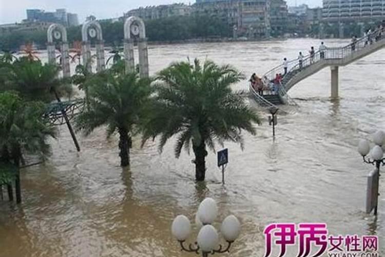 梦见闪电打雷下大雨涨水