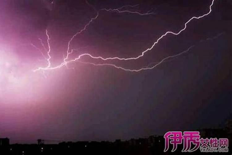 梦到狂风暴雨被雷劈