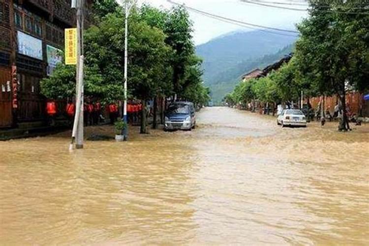 梦见涨大洪水,水很黄