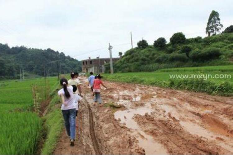 梦见自己走黄泥路