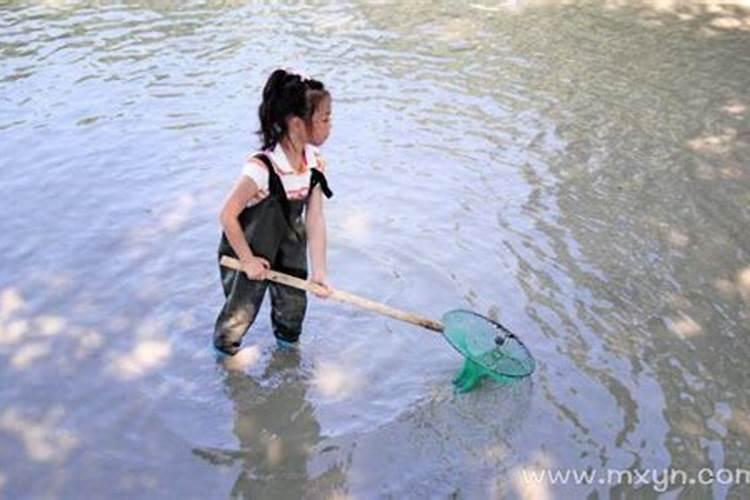 梦见从河里捞了很多拖鞋