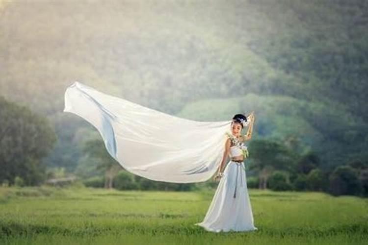 梦见女同学结婚穿婚纱