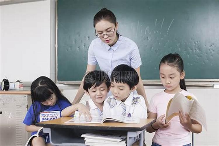 梦见小学同学和初中同学一起在学校