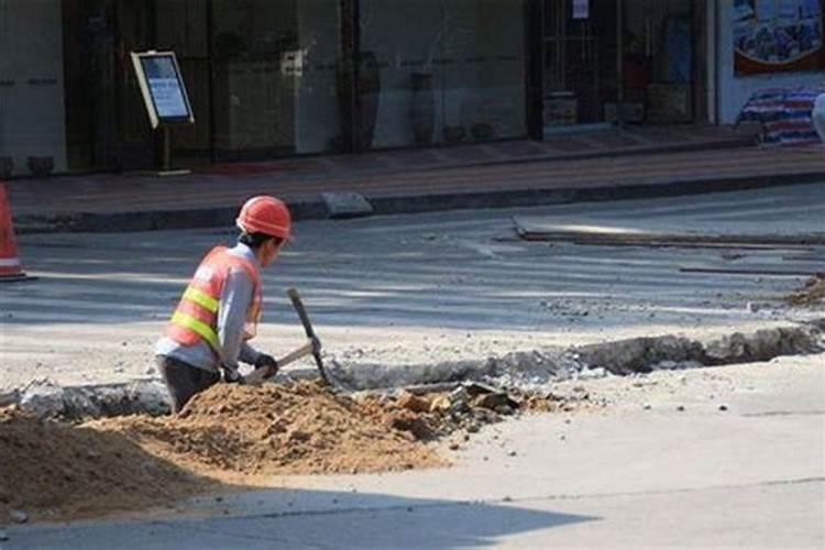 梦见修路到处都是土堆