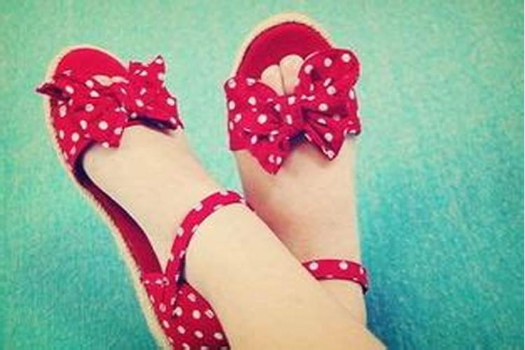 已婚女人梦见自己穿红布鞋