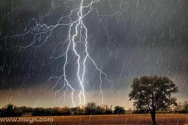 梦见狂风暴雨闪电打雷