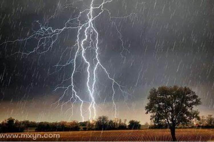 梦见大风大雨闪电打雷什么预兆