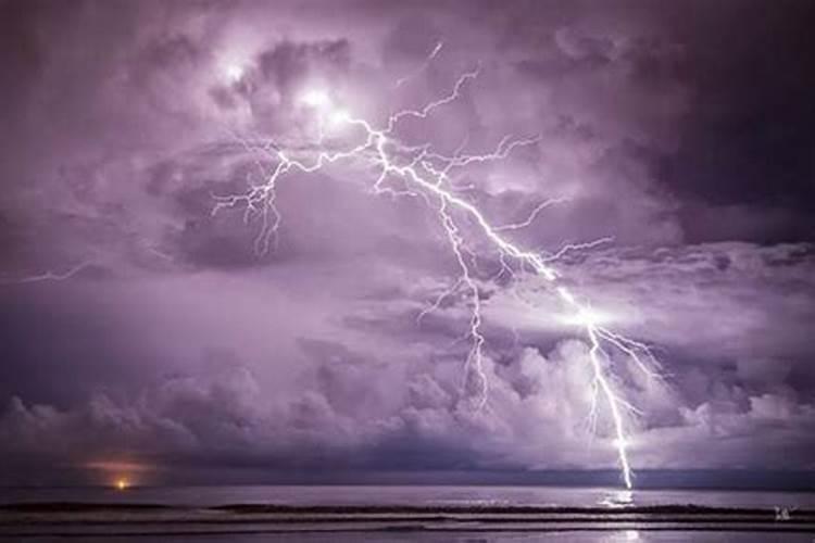 梦到大风大雨雷电交加