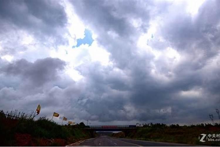 梦见狂风暴雨即将来临时黑云压顶