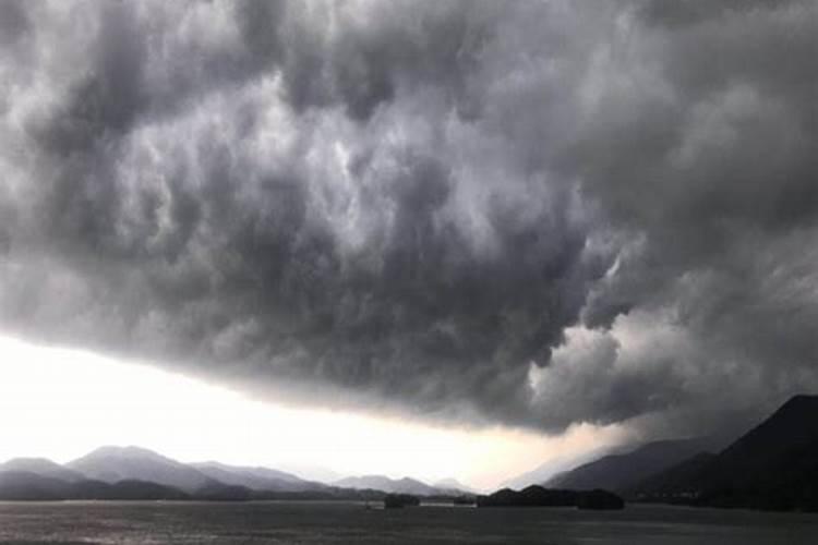 梦到黑云压顶,暴风雨