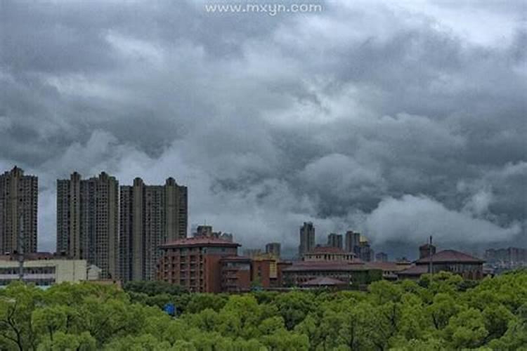 梦到黑云密布狂风暴雨