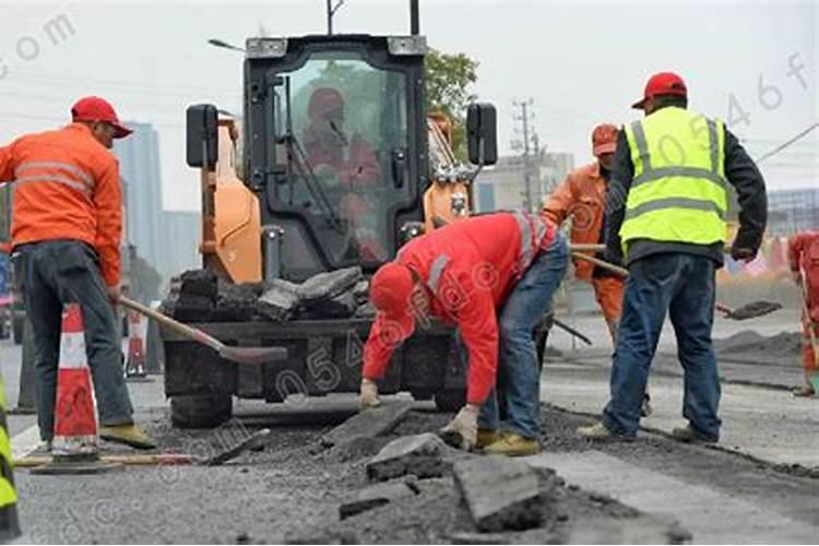 梦见修公路的施工现场