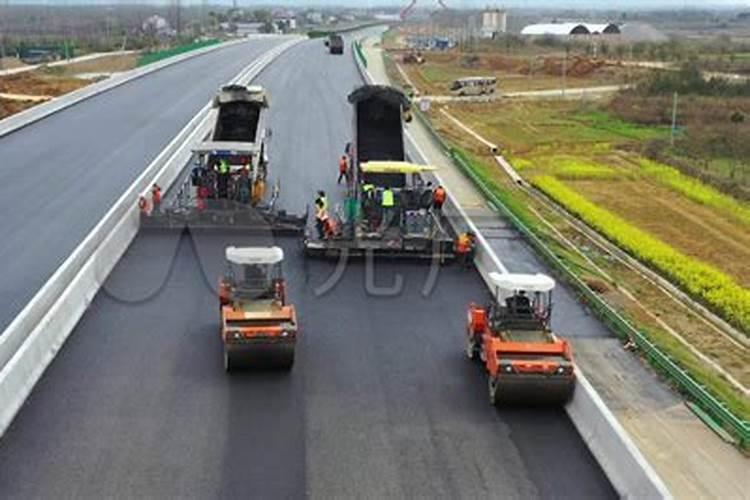 梦见修路现场正在铺沥青路