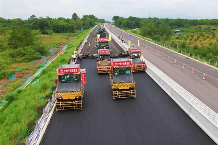 梦见道路正在铺沥青路面