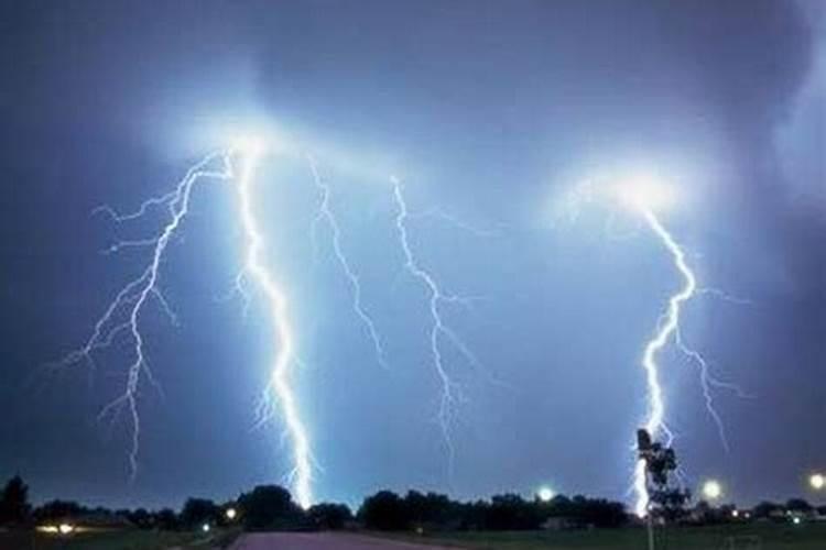 梦见狂风暴雨闪电劈树了